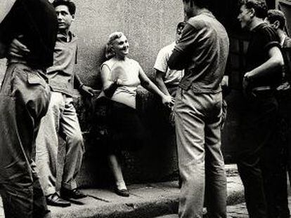 Fotograf&iacute;a de ambiente callejero del Raval tomada por Joan Colom hacia 1960.