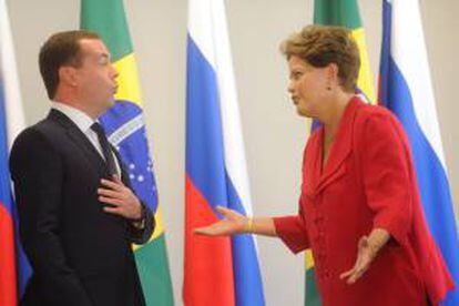 La presidenta brasileña, Dilma Rousseff (d), recibe el primer ministro ruso, Dmitri Medvédev, este 20 de febrero, en el Palacio del Planalto, en Brasilia, donde discutirán una mayor cooperación bilateral en las áreas de comercio, inversiones, ciencia, energía, educación y defensa.