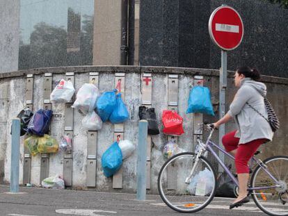 Imagen de los colgadores donde los vecinos de Usurbil, colocan las bolsas de basura, con el sistema de recogida puerta a puerta. 