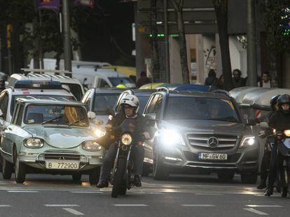 Vehicles en un carrer de Barcelona.