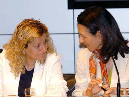 María Jesús Paredes (izquierda), representante de banca de CC OO, y Ana Patricia Botín, presidenta de Banesto.