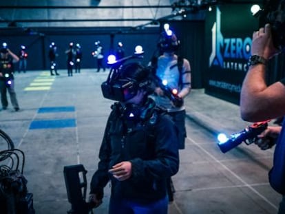 Varias personas se preparan para empezar una partida en el centro de realidad virtual Zero Latency, en Madrid.
