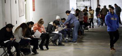 Personas esperan asesoramiento para subsido de desempleo en el Hospitality Training Academy en Los Angeles.