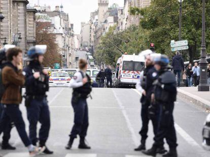 La policía acordona la prefectura de París tras el ataque de este jueves.