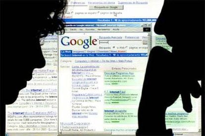 Dos usuarios de Internet consultan el buscador Google.