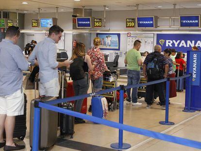 Pasajeros esperan hacer el check in en el mostrador de la empresa Ryanair.