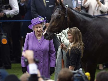 La reina Isabel con 'Estimate', ganadora de la Copa de Oro de Ascot en 2013.