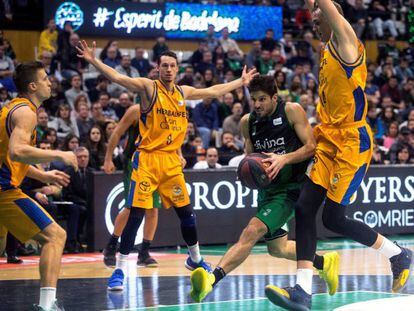 Laprovittola entra a canasta entre jugadores del Gran Canaria.
