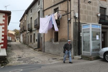 Un hombre camina en el municipio de Alcañices, en Zamora.
