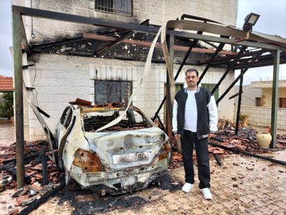 Ahed Asad Yibara, frente a la casa de su hermano en la localidad cisjordana de Turmusayya, el jueves.