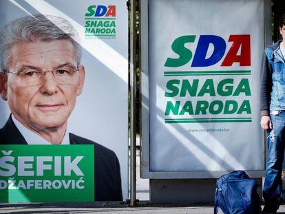 Un joven, junto a un cartel electoral en Sarajevo, el pasado 25 de septiembre.