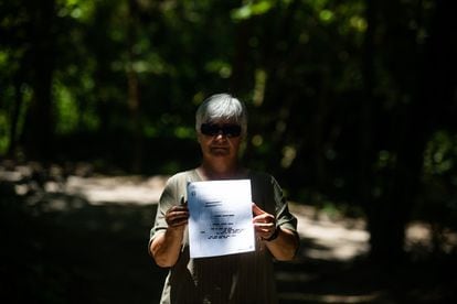 Carmen Arca muestra la sentencia que ha permitido sacar a su madre, fallecida en 2003, de un registro de morosos en el que fue incluida 18 años después de su muerte.