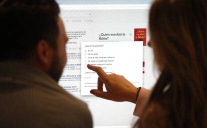 Dos usuarios buscan en Google.