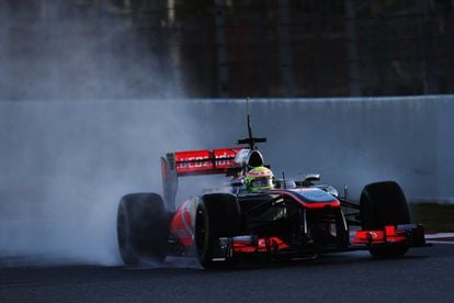 Sergio Pérez conduce sobre el asfalto mojado de Montmeló.