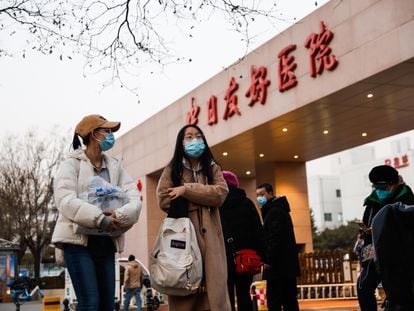 Entrada a uno de los hospitales de Pekín que ha registrado un gran incremento de las infecciones respiratorias en las últimas semanas cusado por el 'Mycoplasma pneumoniae' y otros patógenos.