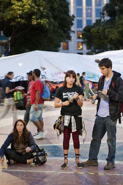 Inicio de la cacerolada, ayer en plaza de Catalunya.