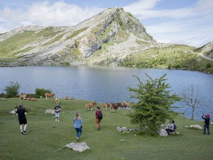 Visitantes en los lagos de Covadonga, en Asturias.