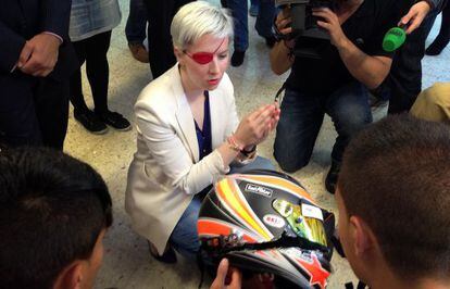 La piloto de Fórmula 1 María de Villota enseña el casco del accidente.