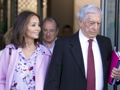 Isabel Preysler y Mario Vargas Llosa, en la feria de arte Arco, en febrero de 2022.