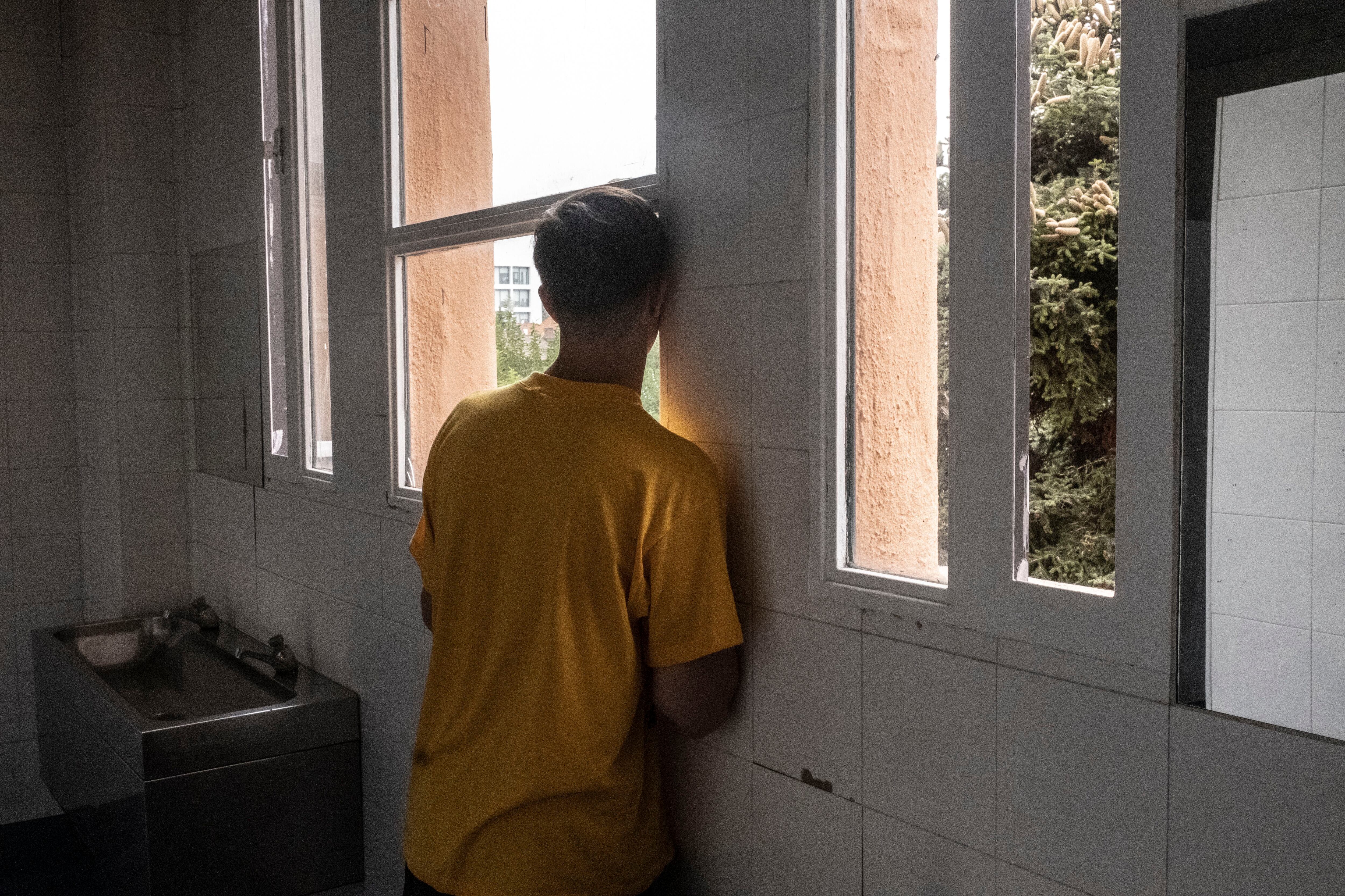 Si Pablo se coloca en una esquina de la ventana del baño, puede asomarse y ver por un pequeño hueco entre los árboles del patio cómo algunos compañeros juegan en las pistas deportivas.