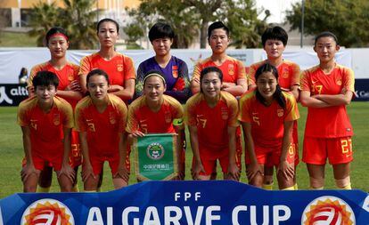La selección china de fútbol femenino, antes de iniciar un partido.