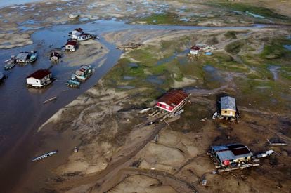 Las sequías de las últimas semanas han llevado a que el río Amazonas, el más largo y caudaloso del mundo, alcance niveles mínimos a su paso por Brasil. En la imagen, varias casas flotantes sobre la tierra en la comunidad de Tefe, en el Estado de Amazonia, el 19 de octubre de 2022. 