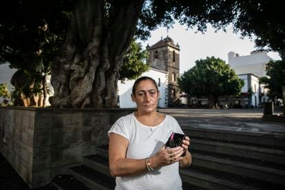 Ana Delia, en la Plaza de España de Los Llanos de Aridane, con un colgante y un llavero que le regalaron sus hijas. 