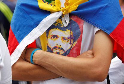 Un manifestante lleva puesta una camiseta con la imagen de Leopoldo López, líder de la oposición actualmente encarcelado, en la marcha de Caracas.
