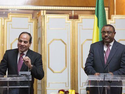 El presidente egipcio Abdelfatá al Sisi (izquierda) y el primer ministro etíope Hailemariam Desalegn tras la firma del acuerdo.