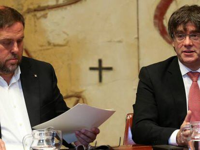 El presidente de Catalu&ntilde;a, Carles Puigdemont, junto al vicepresidente Oriol Junqueras.