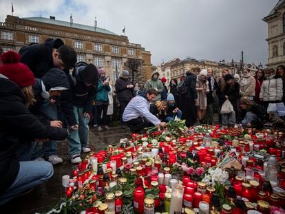 Homenaje a las víctimas frente al edificio de la facultad de Filosofía y Letras de la Universidad Carolina tras el tiroteo masivo de este jueves, en Praga (República Checa).