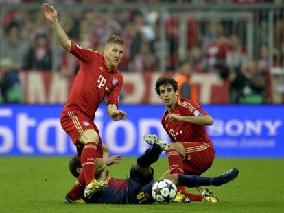 Javi Martínez le arrebata el cuero a Alba, ante la mirada de Schweinsteiger.