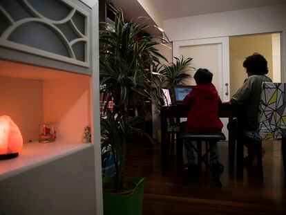 Graciela, junto a su hijo, durante una clase en su vivienda particular