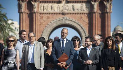 Llegada del consejero de Interior Miquel Buch (centro), acompañado de otros cargos del Govern, al TSJC.