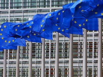 Banderas de la Uni&oacute;n Europea frente a la sede de la Comisi&oacute;n Europea en Bruselas. 