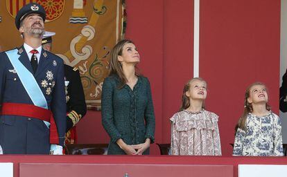 Los Reyes junto a su hijas, en el desfile del D&iacute;a Nacional. 