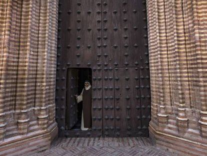 La madre superiora del convento Santa Paula en Sevilla abre la puerta de la iglesia.