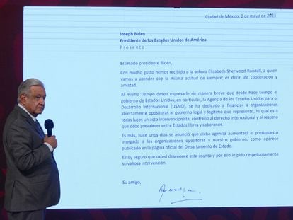 López Obrador presenta una proyección de la carta que le envió a Joe Biden, durnate la conferencia matutina de este miércoles.