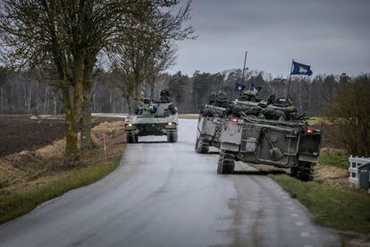 Tres tanques suecos patrullaban el domingo una carretera cerca de la ciudad de Visby, al norte de la isla de Gotland.
