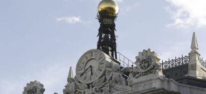 Reloj en la fachada de la sede del Banco de Espa&ntilde;a, en la Plaza de Cibeles en Madrid. EFE/Archivo