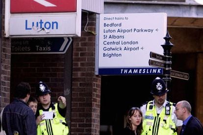Agentes de la policía británica custodian la entrada de la estación de tren de Luton. En el aparcamiento de esta estación se realizó una explión contralada de un vehículo en el que aparecieron explosivos.