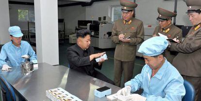 El l&iacute;der norcoreano, Kim Jong-un, inspecciona los primeros m&oacute;viles de su pa&iacute;s. 