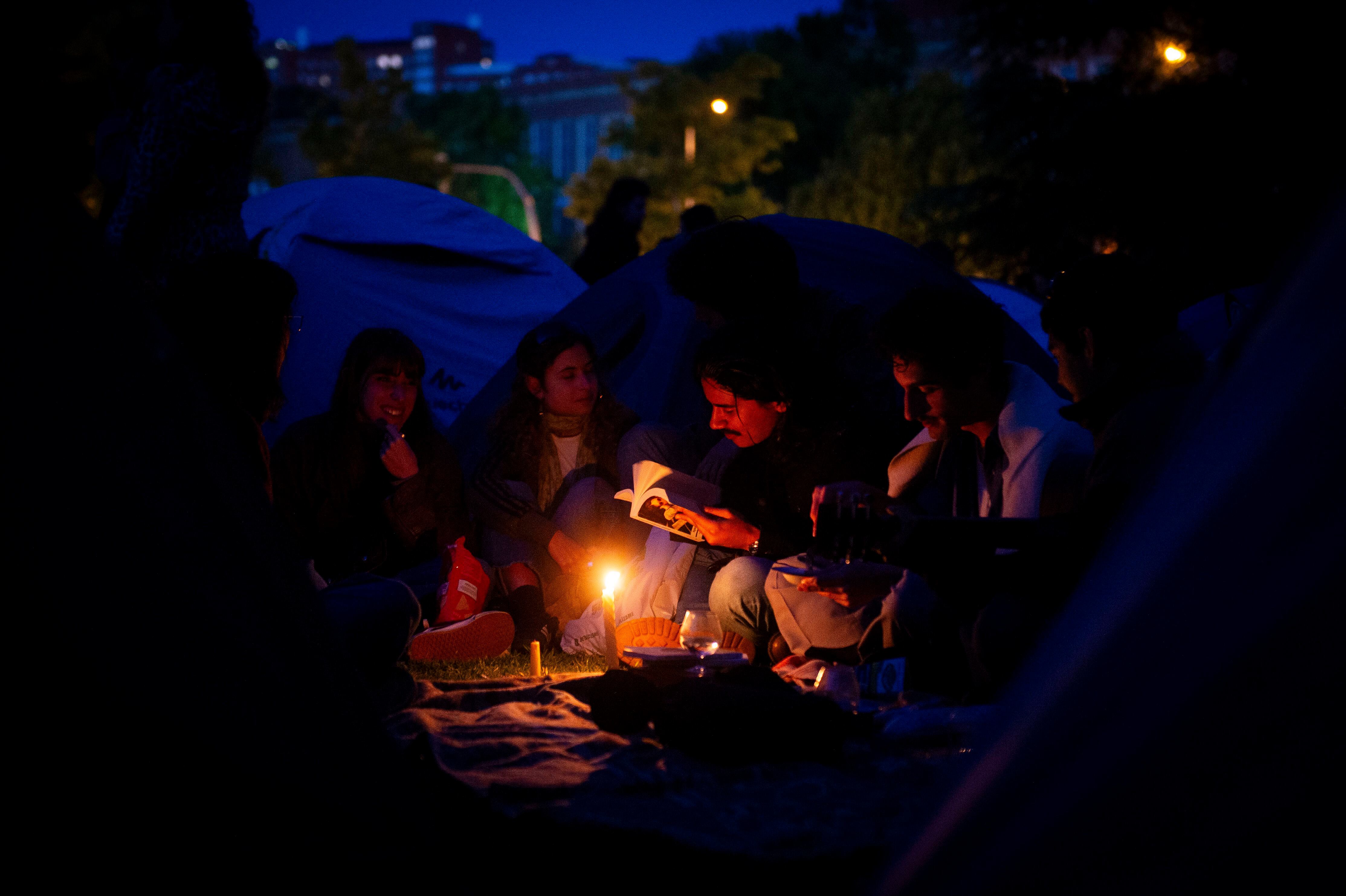 Estudiantes de filosofía en la primera noche de acampada en la Universidad Complutense de Madrid, en apoyo a Palestina.