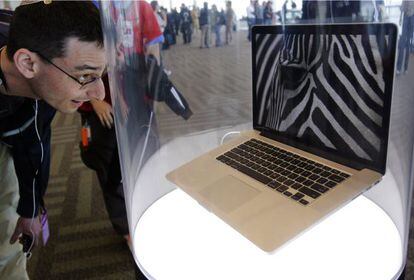 Un asistente mira el nuevo MacBook Pro de 15 pulgadas y con pantalla de Retina.