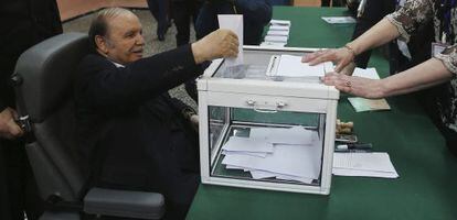 El presidente Buteflika vota desde su silla de ruedas este jueves en Argel.