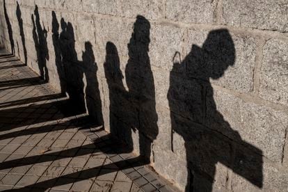 
Cola de inmigrantes en las puertas de la parroquia de Nuestro Sagrado Corazón.

