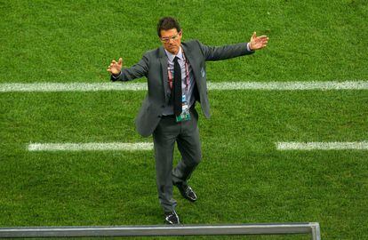 El seleccionador de Inglaterra, Fabio Capello, se lamenta tras un lance del partido ante Argelia.