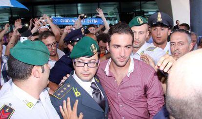 Gonzalo Higuaín, a su llegada al aeropuerto de Fiumicino, Roma.
