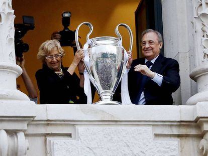 Florentino P&eacute;rez, junto a la alcaldesa de Madrid Manuela Carmena.