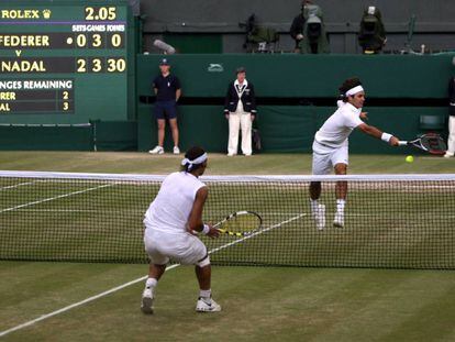 Nadal y Federer pelotean durante la final de 2008 en Wimbledon.
